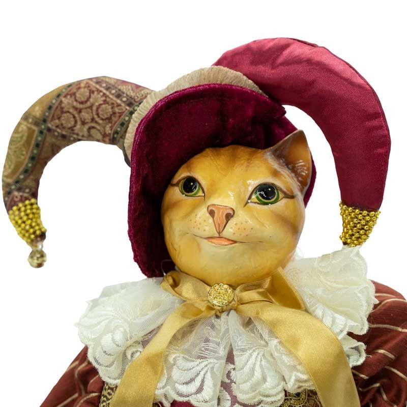 Mrs Gatto con Abito di Colore Burgundy e Oro